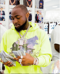 Davido Spends Over 100 Million In Cash To Buy Necklaces At A Jewellery Store In The US 1